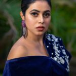 Shamna Kasim Instagram – The joy of dressing is an art ….. Styled by @impriyankasahajananda
Outfit @preesha_official
Jewelry @petalsbyswathi
Photography @v_capturesphotography  Hairstylist: @srinu_hairstylist  Personal staff: @vhoney007 #etv #dheekingsvsqeens don’t miss it …. #lovemyjob 😍