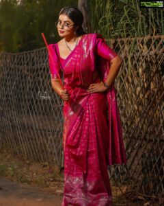 Shamna Kasim Instagram - So happy to be a Telugu teacher🙈 #dheekingsvsqeens #etv ... costume: @atmasignature ... styling: @vasudevan.arun ... photography: @v_capturesphotography ... hairstylist: @srinu_hairstylist ... Jwellery: @kushalsfashionjewellery ... personal staff: @vhoney007 ....