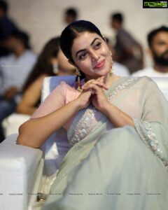 Shamna Kasim Instagram - No Indian girl can ever say no to the magic of saree ❤️ thank u so much @nyrah_couture for this beautiful saree❤️ hairstylist: @srinu_hairstylist ❤️ personal staff: @vhoney007 ❤️