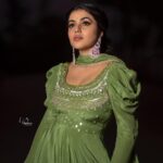 Shamna Kasim Instagram - Thank u so much my team 💚Styled by @impriyankasahajananda 💚 Outfit @atelierstores 💚 Jewlry @kushalsfashionjewellery 💚 Photography @v_capturesphotography . 💚Hairstylist: @srinu_hairstylist 💚Personal staff: @vhoney007 💚 #etv #dheekingsvsqeens