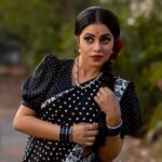 Shamna Kasim Instagram – Old is always gold , I love the retro culture , retro music , retro games here is our retro themed round which I really enjoyed😍😍let’s rock today episode of #dheekingsvsqeens #etv …. thank u so much @vasudevan.arun @srinu_hairstylist @v_capturesphotography @vhoney007 😍