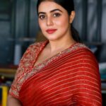 Shamna Kasim Instagram - Saree never tells u to fit in… It makes u to stand out…. Outfit: @silkycalicut Makeup & hair : @avinash_s_chetia Styling: @vasudevan.arun