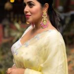 Shamna Kasim Instagram - Think Happy be Happy …. Costume: @tanva_by_deepika Earring : @petalsbyswathi Pics: @rajarao.anchalkar.dp Hairstylist: @hairartistpoojagupta Personal staff: @bhanu.reshma.90