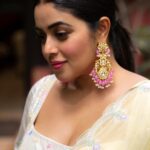 Shamna Kasim Instagram - Think Happy be Happy …. Costume: @tanva_by_deepika Earring : @petalsbyswathi Pics: @rajarao.anchalkar.dp Hairstylist: @hairartistpoojagupta Personal staff: @bhanu.reshma.90