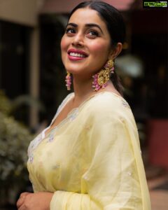 Shamna Kasim Instagram - Think Happy be Happy …. Costume: @tanva_by_deepika Earring : @petalsbyswathi Pics: @rajarao.anchalkar.dp Hairstylist: @hairartistpoojagupta Personal staff: @bhanu.reshma.90