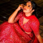 Shamna Kasim Instagram - I love color Red becoz it’s a Fire… 👗 @atelierstores 💍 @kushalsfashionjewellery 💇‍♀️ @hairartistpoojagupta 📷 @v_capturesphotography 👯‍♂️ @vhoney007 @bhanu.reshma.90 #etv #dheekingsvsqeens #lovemyjob ❤️🧿