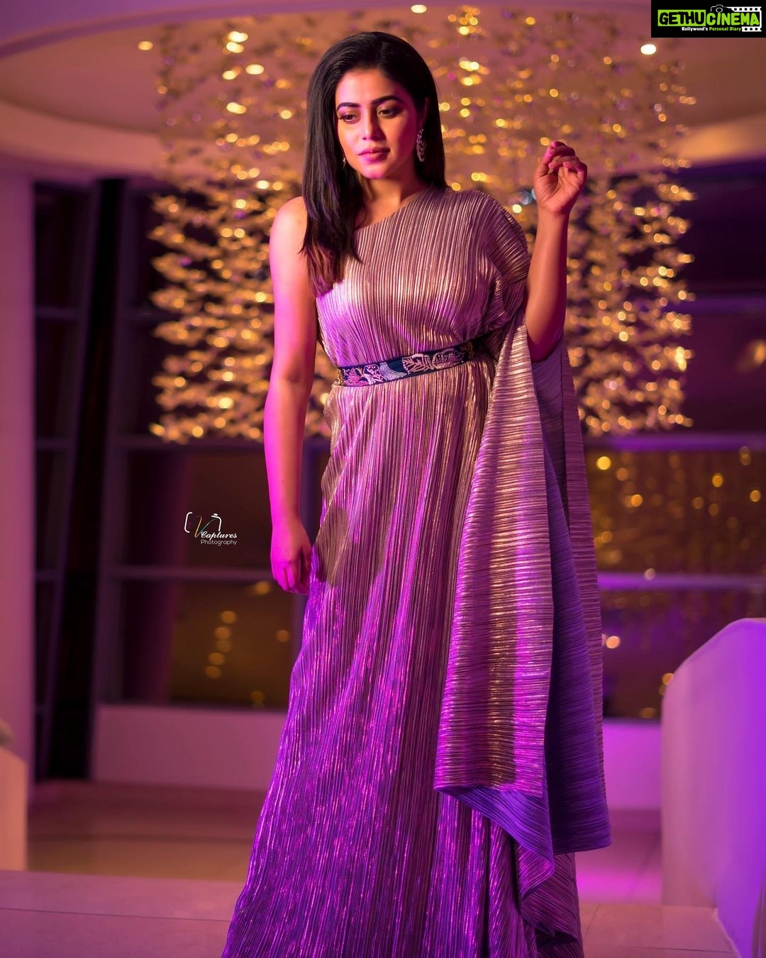 Shamna Kasim Instagram - Shine like gold, sparkle like glitter…… Styled by @officialanahita Outfit: @thumkaofficial Earrings: @rubansaccessories Pic: @v_capturesphotography Hairstylist: @hairbyvenky Personal staff : @vhoney007 #lovemyjob 🧿