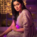 Shamna Kasim Instagram – Shine like gold, sparkle like glitter…… 

Styled by @officialanahita 
Outfit: @thumkaofficial
Earrings: @rubansaccessories 
Pic: @v_capturesphotography 
Hairstylist: @hairbyvenky 
Personal staff : @vhoney007 
#lovemyjob 🧿