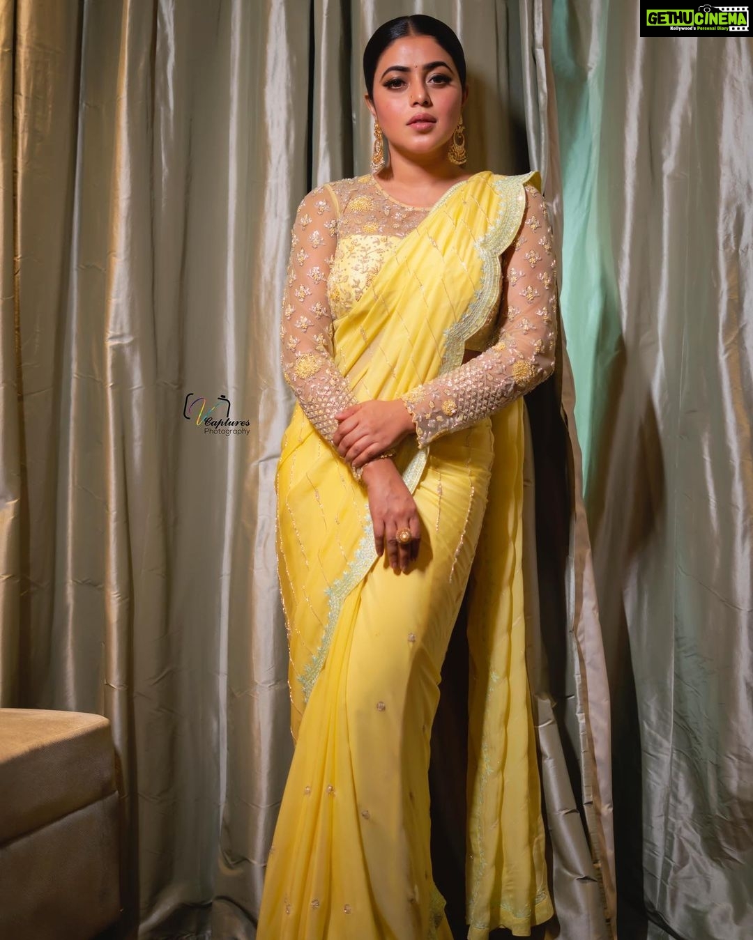 Shamna Kasim Instagram - Styled by @officialanahita Saree: @vaishaliagarwal_ Jewellery: @mangatraineeraj Pic : @v_capturesphotography Hairstylist: @nagukasu Personal staff : @vhoney007 #etv #dhee13kingsvsqueens grand finale #dontmissout #lovemyjob #lovemyself