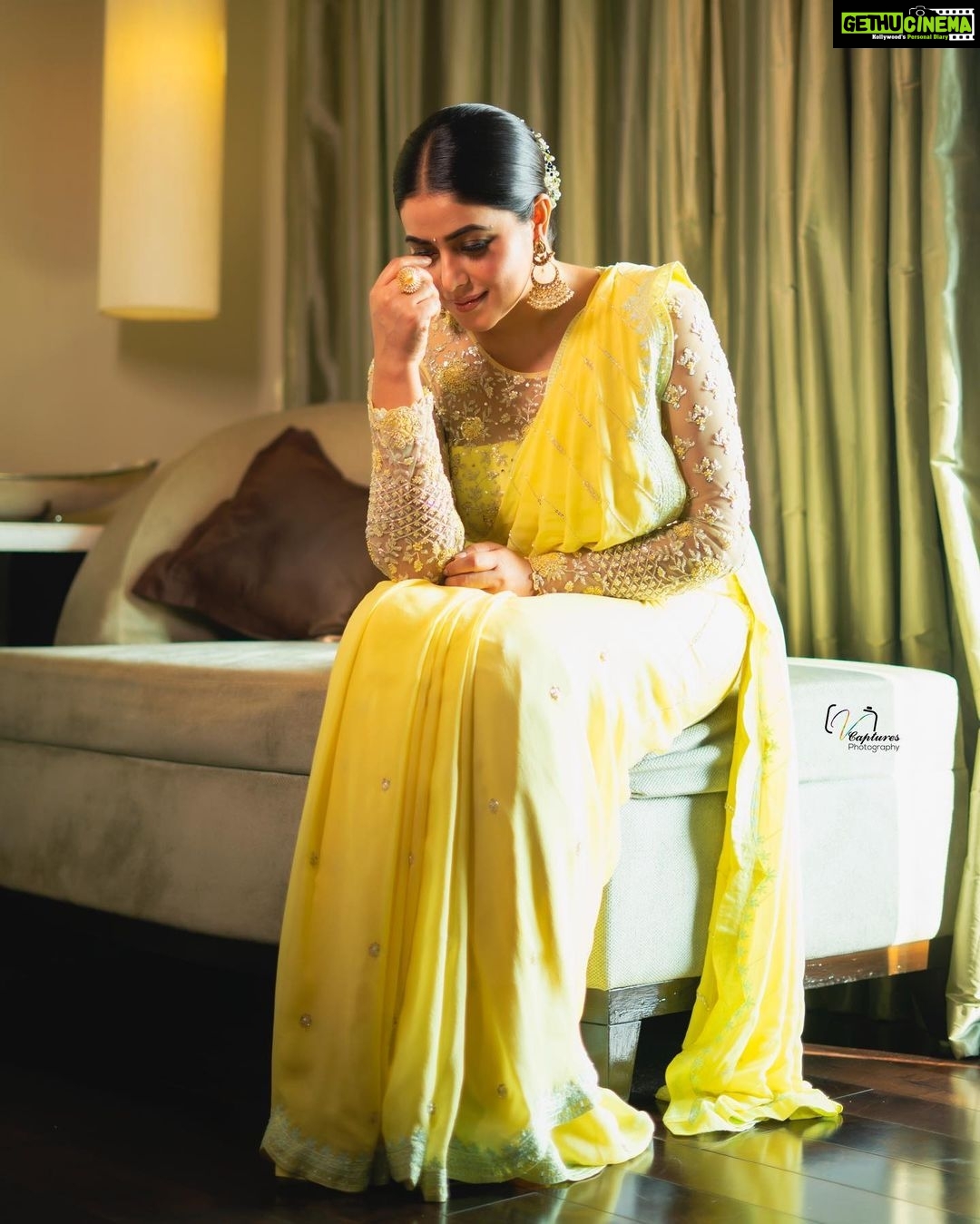 Shamna Kasim Instagram - Styled by @officialanahita Saree: @vaishaliagarwal_ Jewellery: @mangatraineeraj Pic : @v_capturesphotography Hairstylist: @nagukasu Personal staff : @vhoney007 #etv #dhee13kingsvsqueens grand finale #dontmissout #lovemyjob #lovemyself