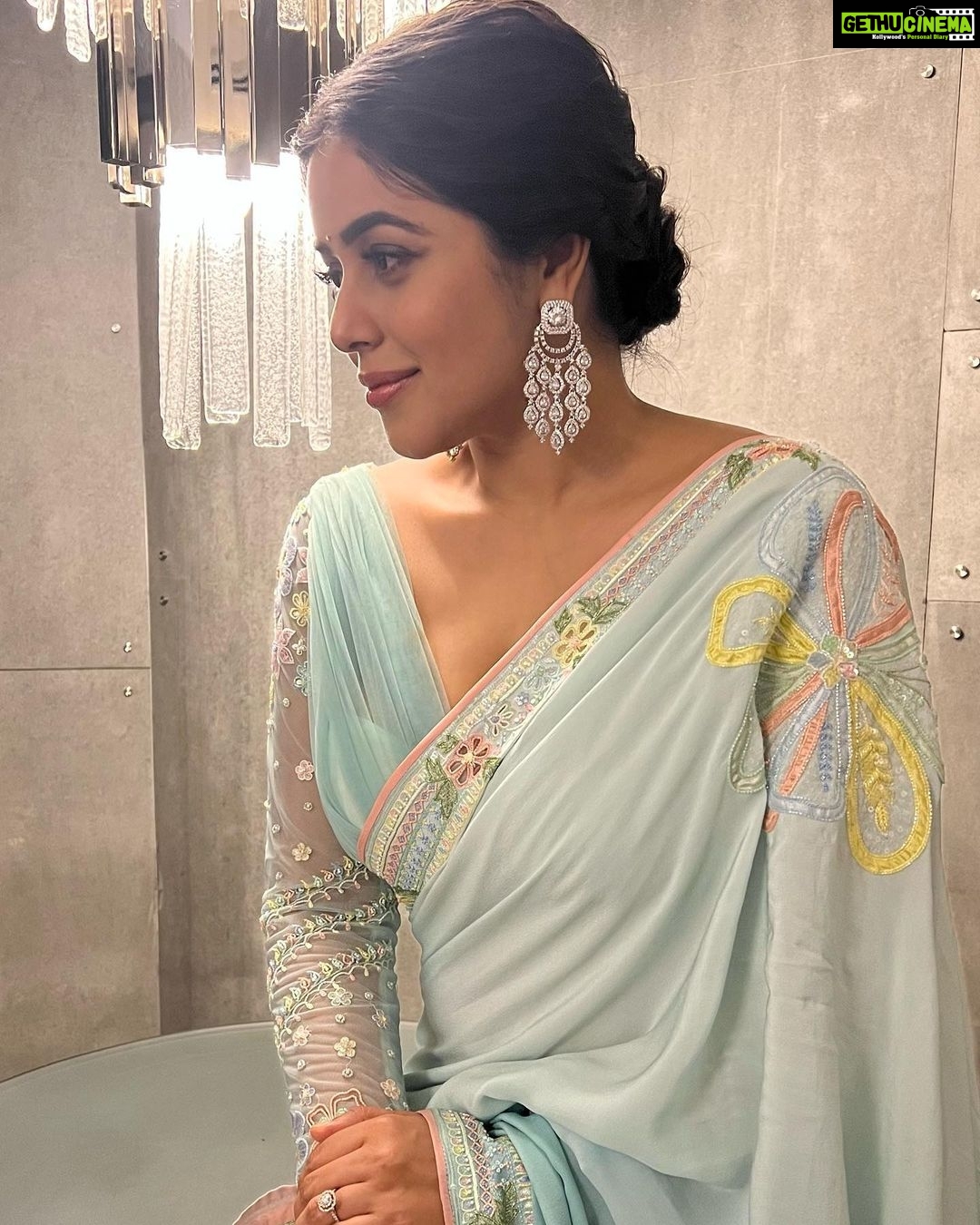 Shamna Kasim Instagram - Styling @impriyankasahajananda 👗 @tanva_by_deepika 💍 @petalsbyswathi 💇♀️ @hairartistpoojagupta