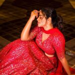 Shamna Kasim Instagram - I love color Red becoz it’s a Fire… 👗 @atelierstores 💍 @kushalsfashionjewellery 💇‍♀️ @hairartistpoojagupta 📷 @v_capturesphotography 👯‍♂️ @vhoney007 @bhanu.reshma.90 #etv #dheekingsvsqeens #lovemyjob ❤️🧿