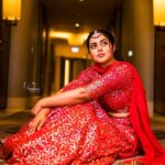 Shamna Kasim Instagram – I love color Red becoz it’s a Fire… 

👗 @atelierstores 
💍 @kushalsfashionjewellery 
💇‍♀️ @hairartistpoojagupta 
📷 @v_capturesphotography 
👯‍♂️ @vhoney007 @bhanu.reshma.90 
#etv #dheekingsvsqeens #lovemyjob ❤️🧿