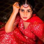 Shamna Kasim Instagram – I love color Red becoz it’s a Fire… 

👗 @atelierstores 
💍 @kushalsfashionjewellery 
💇‍♀️ @hairartistpoojagupta 
📷 @v_capturesphotography 
👯‍♂️ @vhoney007 @bhanu.reshma.90 
#etv #dheekingsvsqeens #lovemyjob ❤️🧿