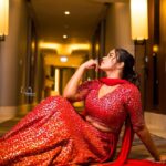 Shamna Kasim Instagram – I love color Red becoz it’s a Fire… 

👗 @atelierstores 
💍 @kushalsfashionjewellery 
💇‍♀️ @hairartistpoojagupta 
📷 @v_capturesphotography 
👯‍♂️ @vhoney007 @bhanu.reshma.90 
#etv #dheekingsvsqeens #lovemyjob ❤️🧿