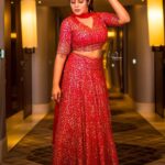 Shamna Kasim Instagram – I love color Red becoz it’s a Fire… 

👗 @atelierstores 
💍 @kushalsfashionjewellery 
💇‍♀️ @hairartistpoojagupta 
📷 @v_capturesphotography 
👯‍♂️ @vhoney007 @bhanu.reshma.90 
#etv #dheekingsvsqeens #lovemyjob ❤️🧿