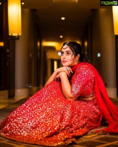Shamna Kasim Instagram - I love color Red becoz it’s a Fire… 👗 @atelierstores 💍 @kushalsfashionjewellery 💇‍♀️ @hairartistpoojagupta 📷 @v_capturesphotography 👯‍♂️ @vhoney007 @bhanu.reshma.90 #etv #dheekingsvsqeens #lovemyjob ❤️🧿