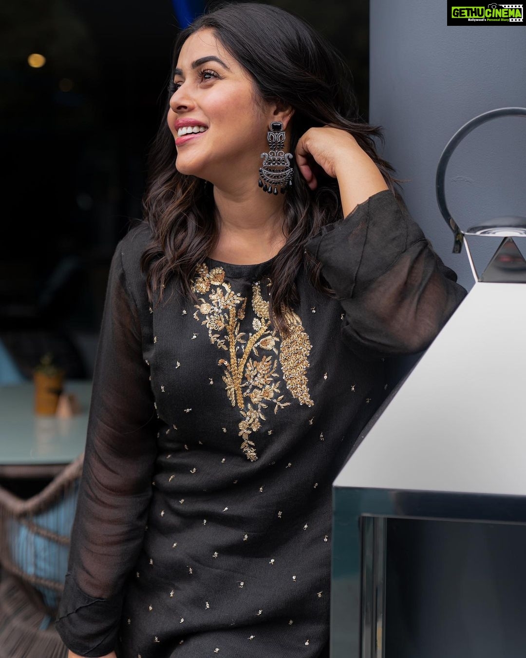 Shamna Kasim Instagram - The secret of attraction is to love yourself… Costume: @atelierstores Earring: @petalsbyswathi Pics: @rajarao.anchalkar.dp Hairstylist: @hairartistpoojagupta Personal staff: @bhanu.reshma.90 #lovemyjob …..