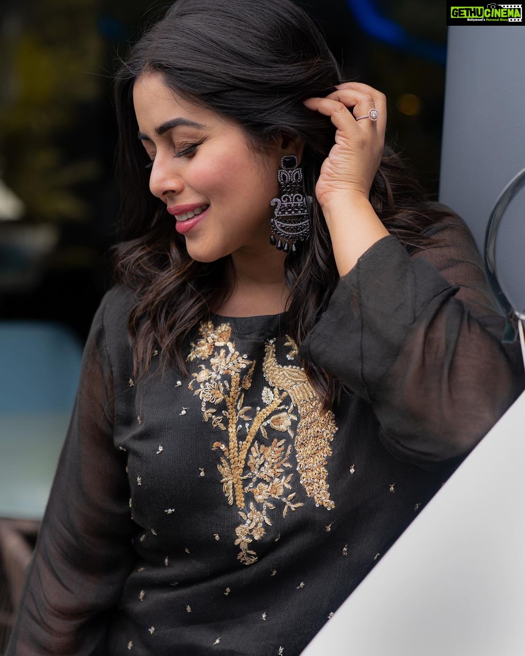 Shamna Kasim Instagram - The secret of attraction is to love yourself… Costume: @atelierstores Earring: @petalsbyswathi Pics: @rajarao.anchalkar.dp Hairstylist: @hairartistpoojagupta Personal staff: @bhanu.reshma.90 #lovemyjob …..