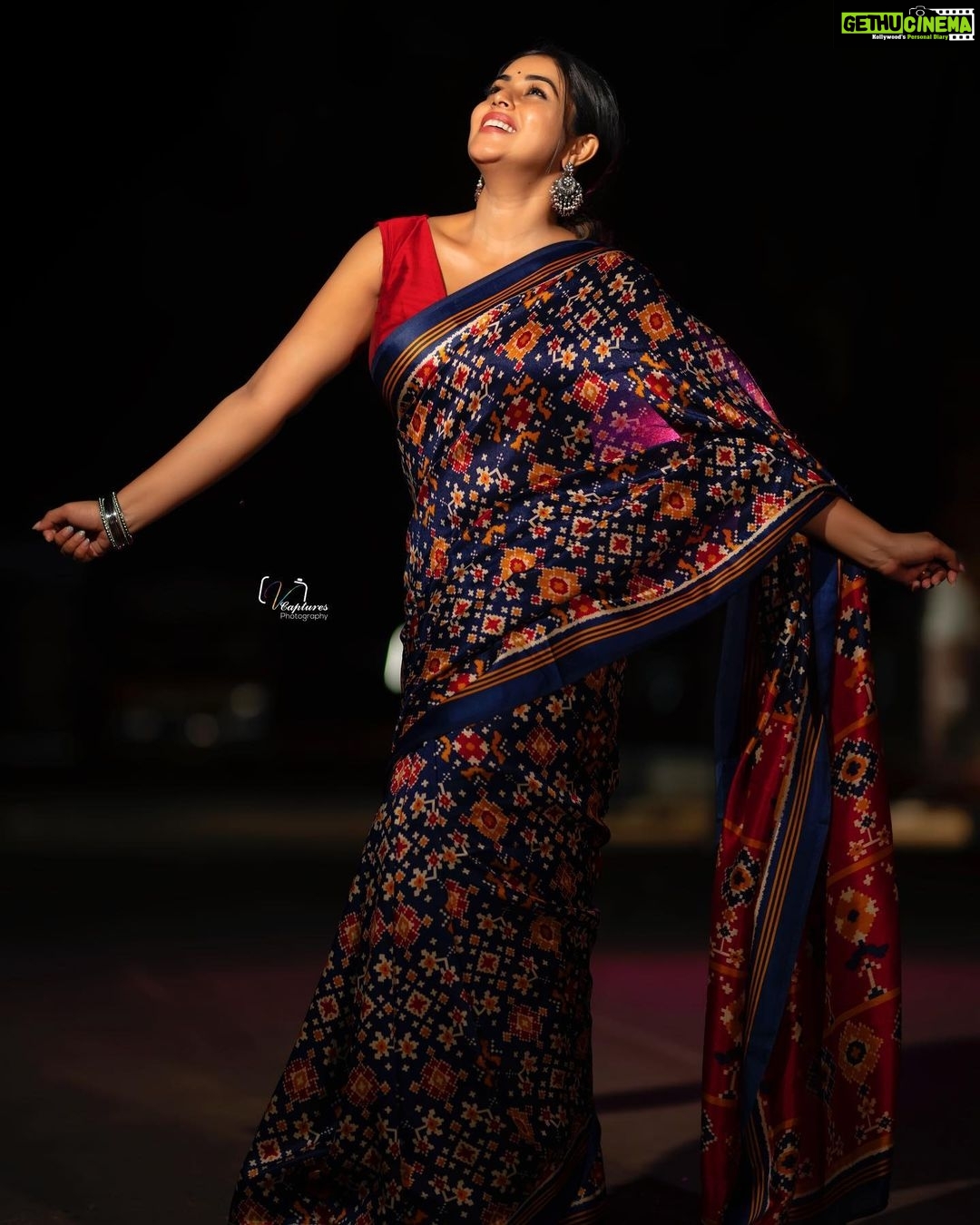 Shamna Kasim Instagram - Be your own reason to smile…. Saree : @anvitha_collections Blouse : @vasudevan.arun Jwellery: @kushalsfashionjewellery Pics : @v_capturesphotography Hairstylist: @srinu_hairstylist Personal staff: @vhoney007 @bhanu.reshma.90 …. #etv #dheekingsvsqeens #lovemyjob …