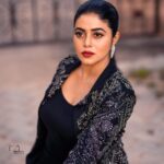 Shamna Kasim Instagram - Before u judge me make sure that u are perfect…. Styled by @officialanahita Jacket: @majesticbyjapnah Pic: @v_capturesphotography Hairstylist: @srinu_hairstylist Personal staff: @vhoney007 @bhanu.reshma.90 …. #lovemyself #lovemyjob …