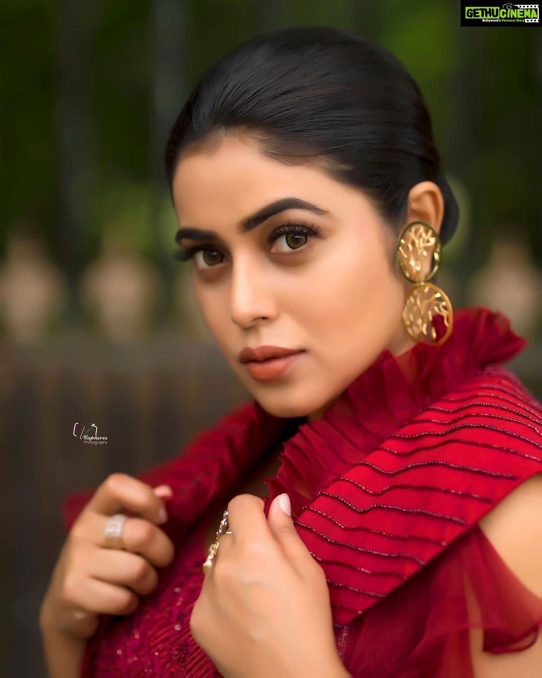 Shamna Kasim Instagram - Be Bold Enough To Design Your Life… Styled by @officialanahita😘 Outfit: @justlikethatbyanju😘 Jewellery: @kalon_artjewellery 😘 Pic: @v_capturesphotography😘. Hairstylist: @srinu_hairstylist 😘. Personal staff: @bhanu.reshma.90 😘 @vhoney007 😘 #etvtelugu #dheekingsvsqeens #lovemyjob ❤️
