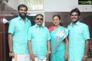 Shanmuga Pandian Instagram - Happy pongal 😃 #happypongal#pongalcelebration#family#vijayakanth#shanmugapandian#festival