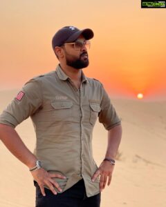 Shanmuga Pandian Instagram - Good to back travelling, desert safari at Dubai

Sunny day and sandy feet !

#dubaidays #desertsafari #ootd