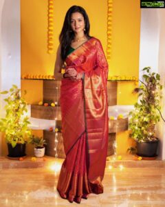 Shanvi Srivastava Instagram - Kanjivaram sarees have always been close to my heart, and my very first choice whenever there is a wedding to attend. 'The Bridal Brigade' - an exclusive range of bridal and wedding collectibles from @taneira_sarees (from the house of Tata) features absolutely gorgeous handwoven ensembles, especially my favourite Kanjivaram sarees which are perfect for this wedding season. 😍 For my best friend's upcoming wedding, I have selected this lovely red Kanjivaram saree with extra weft from @taneira_sarees 's Jayanagar store for the special day. With peacock and parrots on the body, in all over jaal and a zari border featuring a row of mangoes on top, this saree is a sight to behold and a delightfl to drape. Head over to your nearest Taneira store or www.taneira.com and shop for your unique wedding season look, as I did. #TaneiraSarees #TheBridalBrigade #WeddingShopping #collab