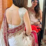 Sherin Instagram - Mommy’s wedding saree ❤️❤️. Thank you mama for taking my pictures. . . . . . . . #sherin #love #biggboss #biggbosstamil #positivevibes #positivevibesonly #tamil #saree #bridal Coimbatore, Tamil Nadu