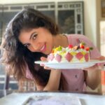 Sherin Instagram – Just want someone to feed me cake and call me pretty, maybe brush my hair, it’s a mess 😛😛
.
.
.
.
.
.
.
.
.
.

#sherin #biggbosstamil #biggboss3 #love #tamil #cake #food #stayhome #staysafe #positivevibes Coimbatore, Tamil Nadu