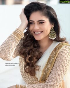 Sherin Instagram - Wish you all a Happy Republic Day. I am proud to be born in this great country. On this day let’s take an oath to fight for justice, freedom, equal rights, peace and unity among all the citizens. Happy Republic Day 2020!
Photography @suthanviran from @pixsura_photography 
Make up by @ardanaharanbridal 
Hair style @dharmen_sha_dave
Attire: @sajna_bridal_wear_designer .
.
.
.
.
.
.
.
.
.

#sherin #republicday #india #indian #white #country #biggbosstamil #biggboss3 #love #tamil