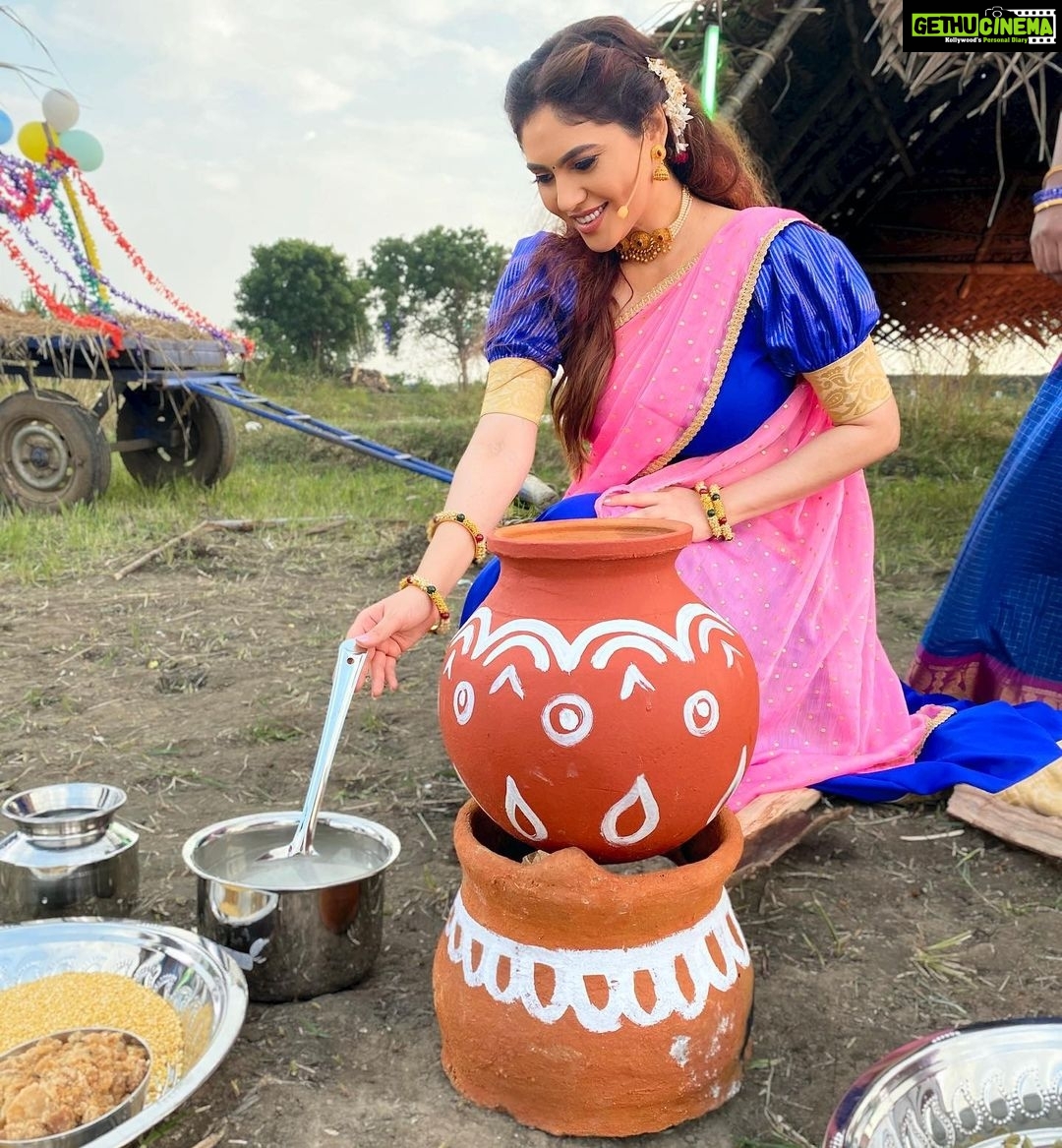 Sherin Instagram - Pongalo Pongal 🤓 . . . . #sherin #pongal #festival #indianfood #food #indianwear #biggboss5telugu