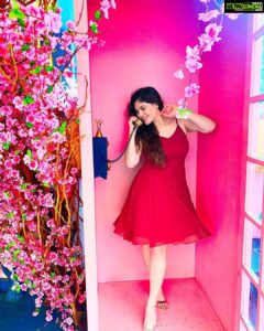 Sherin Instagram - Shhhhh. Making a very important phone call 💃🏻
.
.
.
#sherin #pink #pinkasthetic #flowers #ootd #fashion