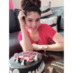 Sherin Instagram - Thank you my cupcakes!! Thank you for the cakes @curly_hair_stories @rahulbathijaofficial and thank you for the gifts @sherinangel1987 @sherinshringar_fangirl! My second birthday in lockdown and with my parents travelling and friends unable to visit me, I thought I would be overwhelmed by loneliness, buuuuuut you guys dint allow me to me feel lonely even for a second! Thank you for the calls, video chats, wishes, posters, just for being you. So, am gonna just stay calm and eat cake 💃🏻💃🏻 . . . . #sherin #love #birthdaygirl #birthday #burthdaycake Bangalore, India