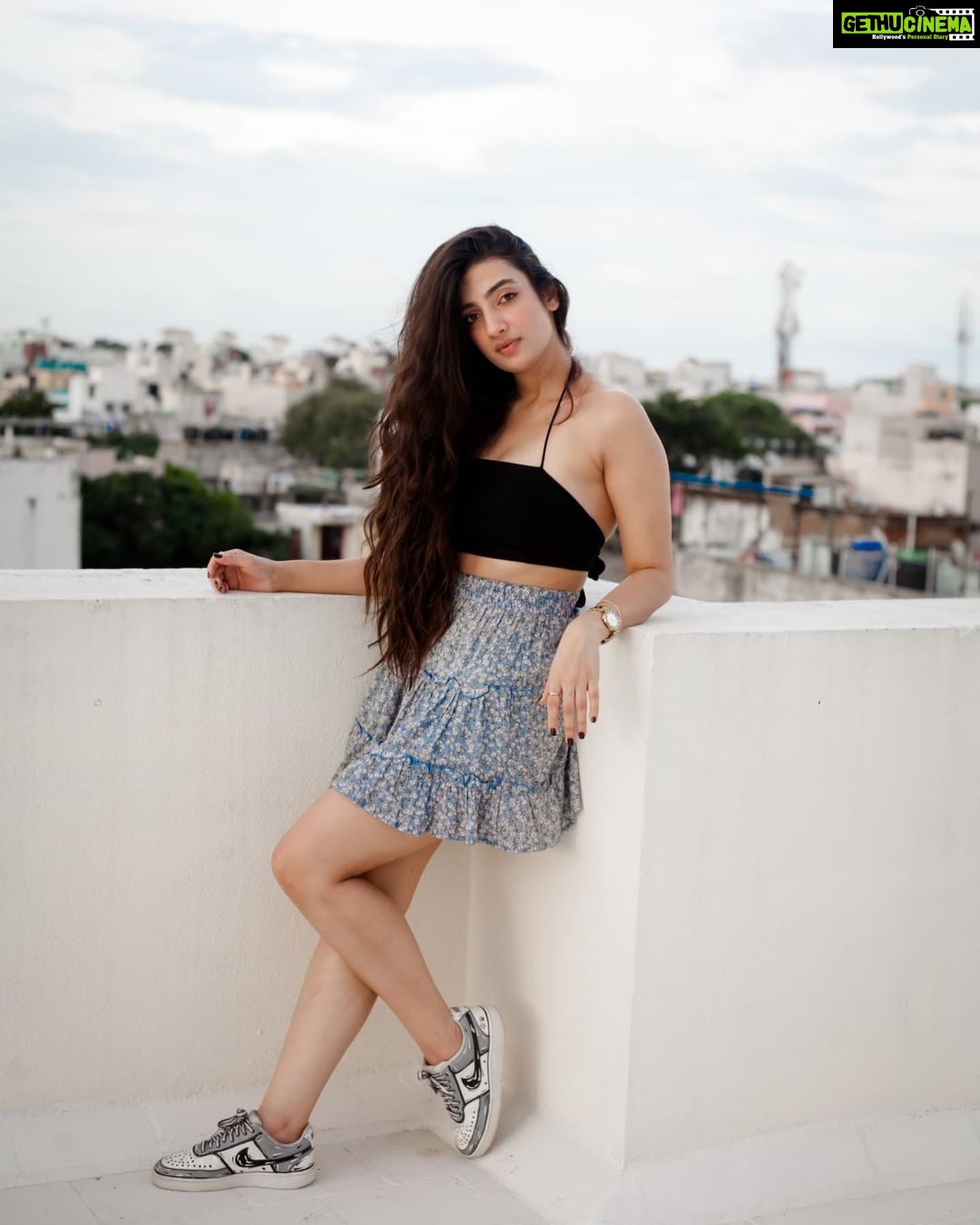 Sherlin Seth Instagram - Started this year with hope in my heart and ending the year with a heart full of gratitude and tummy full of cake ! Thankyou everyone for your love and acceptance, your Chella kutty moon loves you so much 🤗❤️ . Photography by @abhinay_venkat Sneakers @_courtside_ . #newmusic #newyear #newyear2022 #newyearparty #chennai #sherlinseth #actress #tamilcinema #tamilponnunga #bollywoodhot #bollywoodmovies