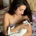 Sherlin Seth Instagram - My lil muffin 🤍💗🤍 PS: The only reason he stayed in my arms for so long (11 seconds to be precise) is because I gave him treats after 😂 📷 @kratinc . #catmom #catsofinstagram #catlover #cat #sherlinseth #cute #cutecat #meow #bollywoodsong #bollywood #foryoupage #forme #viralpost #cats