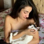 Sherlin Seth Instagram – My lil muffin 🤍💗🤍
PS: The only reason he stayed in my arms for so long (11 seconds to be precise) is because I gave him treats after 😂
📷 @kratinc 
.
#catmom #catsofinstagram #catlover #cat #sherlinseth #cute #cutecat #meow #bollywoodsong #bollywood #foryoupage #forme #viralpost #cats