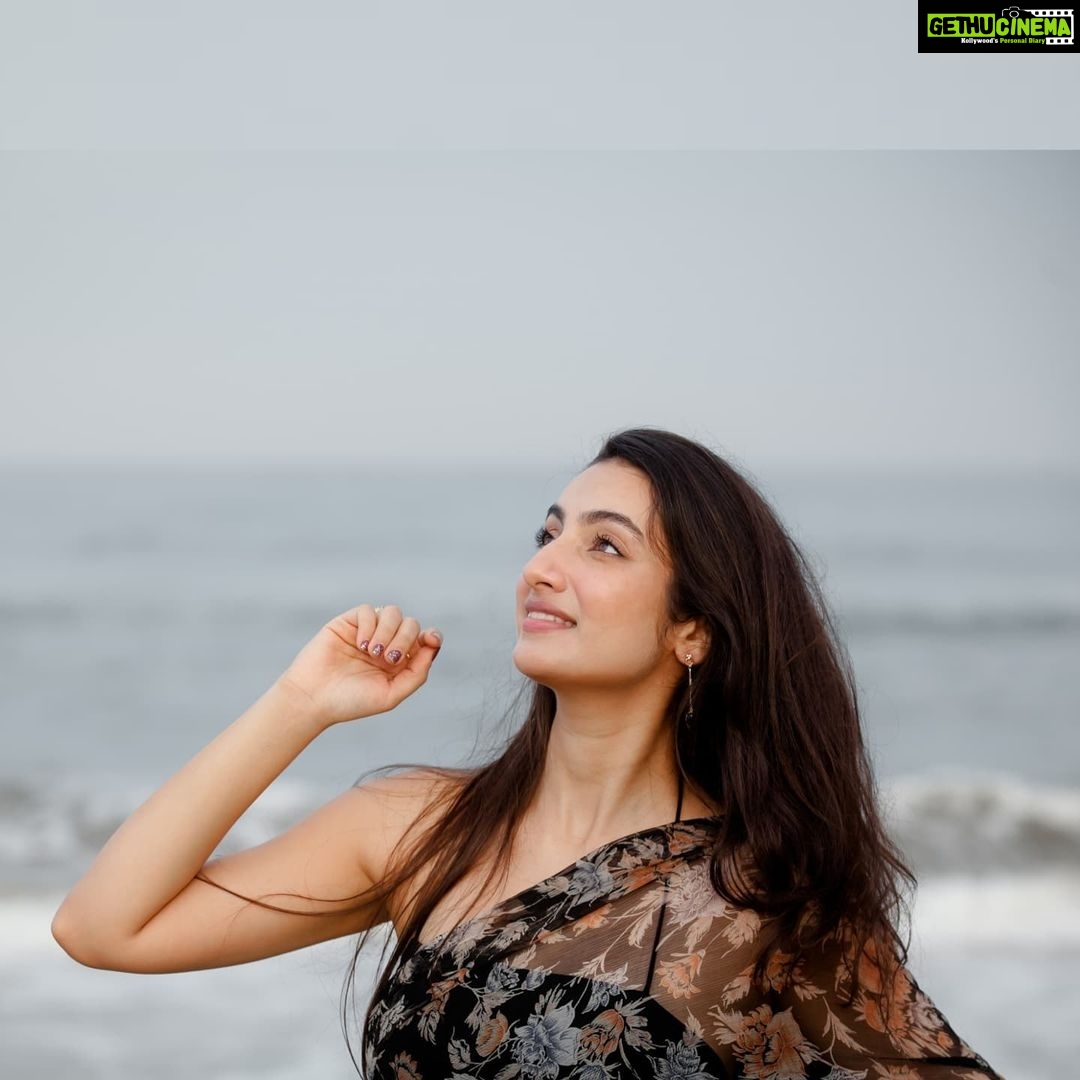 Sherlin Seth Instagram - Water baby πΎπ . . . @abhinay_venkat @vinaydev628 @pavantanooj_photography @demarcofq . . #beachphotography #beachwear #beachvibes #tamilnadu #tamilactress #teluguactress #telugu #cinematography #cinema #sherlinseth #foryoupage #foryou #forme #viralreels #viralpost #kashmirigirls
