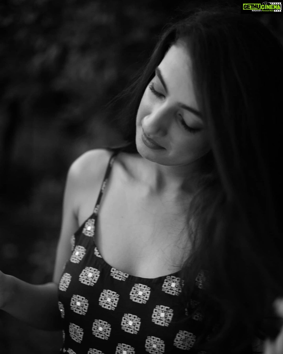 Sherlin Seth Instagram - Dancing at the edge of mystery 🪄🧬 . @abhinay_venkat @vinaydev628 @demarcofq @a_w_o_l @pavantanooj_photography . . . #actresses #tamilactress #tamilnadu #kashmirigirls #beautifulgirl #magic #love #light #gymgirl #sherlinseth #euphoria #diamondring #foryoupage #forme #viralpost