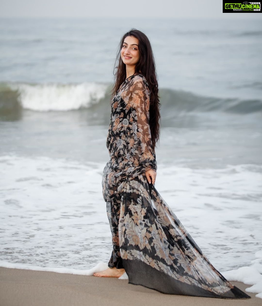 Sherlin Seth Instagram - A love affair between the sea and the saree! #waterbaby With my favourite team 🧡 @abhinay_venkat @vinaydev628 @demarcofq @pavantanooj_photography @_a.w.o.l_ . . . #saree #sareelove #beachlife #beachvibes #sherlinseth #tamil #tamilactor #telugu #tamilponnu #unarvugalthodarkathai #beautifulgirls #kashmirigirls #nomakeup #foryoupage #forme #viralpost #viralreels