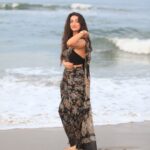 Sherlin Seth Instagram – A love affair between the sea and the saree!
 #waterbaby
With my favourite team 🧡
@abhinay_venkat @vinaydev628 @demarcofq 
@pavantanooj_photography @_a.w.o.l_
.
.
.
#saree #sareelove #beachlife #beachvibes #sherlinseth #tamil #tamilactor #telugu #tamilponnu #unarvugalthodarkathai #beautifulgirls #kashmirigirls #nomakeup #foryoupage #forme #viralpost #viralreels