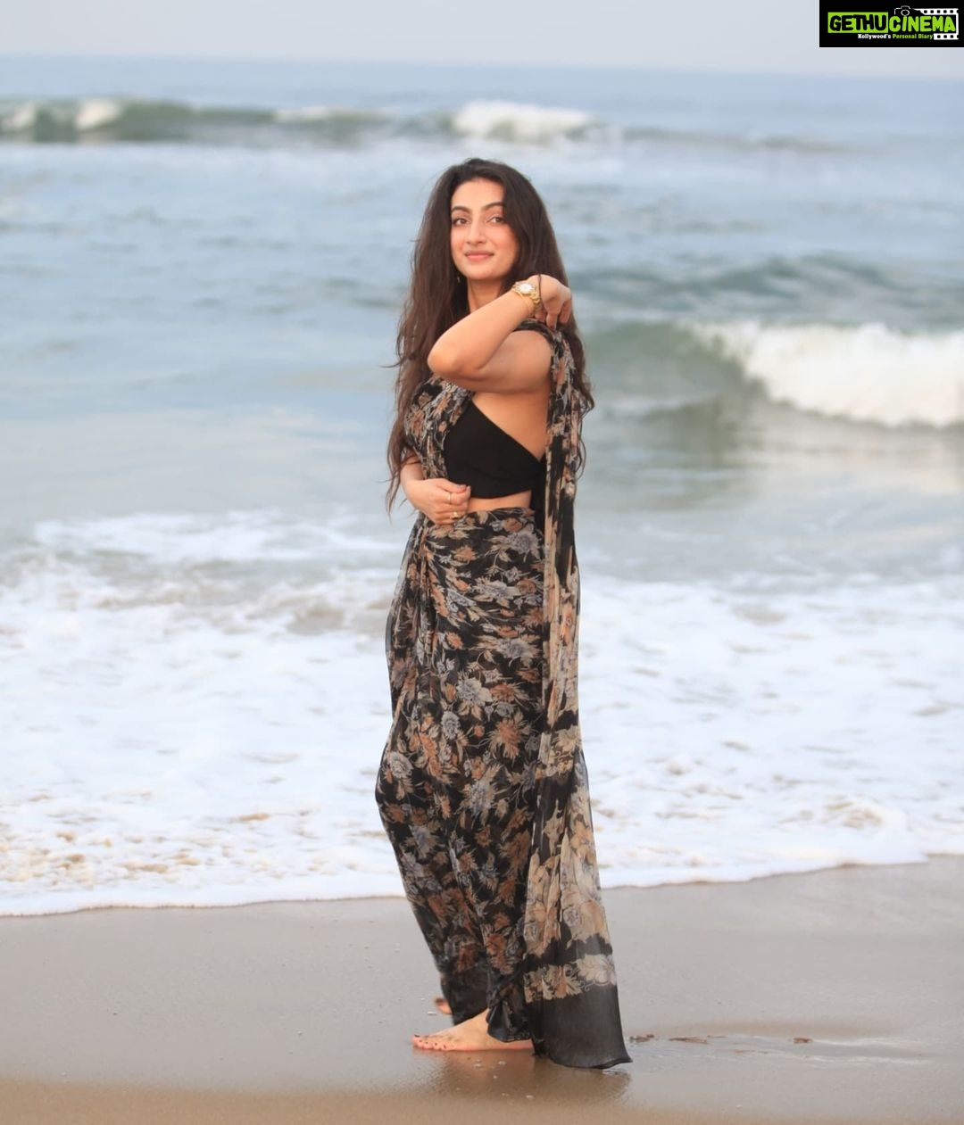 Sherlin Seth Instagram - A love affair between the sea and the saree! #waterbaby With my favourite team 🧡 @abhinay_venkat @vinaydev628 @demarcofq @pavantanooj_photography @_a.w.o.l_ . . . #saree #sareelove #beachlife #beachvibes #sherlinseth #tamil #tamilactor #telugu #tamilponnu #unarvugalthodarkathai #beautifulgirls #kashmirigirls #nomakeup #foryoupage #forme #viralpost #viralreels