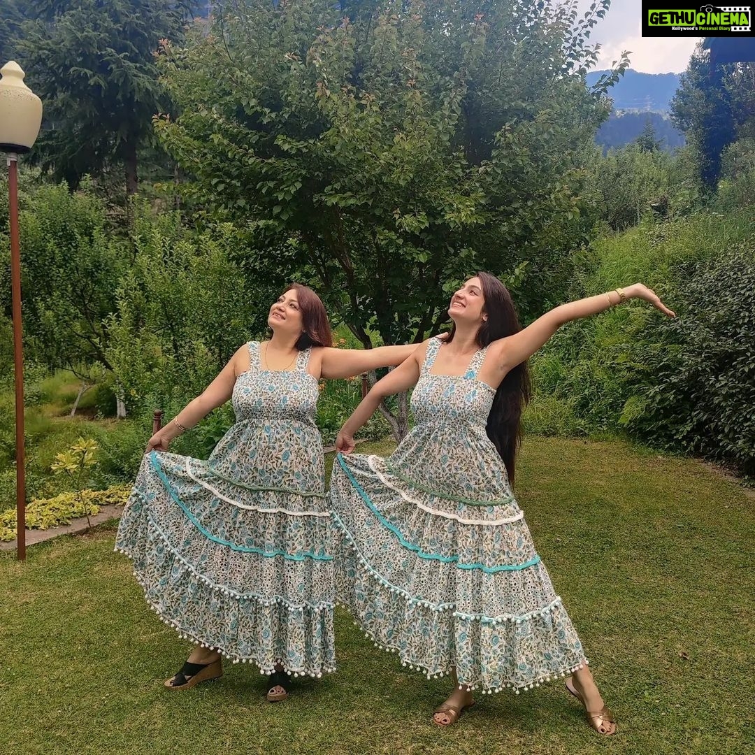 Sherlin Seth Instagram - We were just figuring out different similar poses cz we were Twinning! Life is the best when you are around @sumi_seth @sandeep8945 ! π€πΏπΌ . . . #patnitop #kollywoodactor #sherlinseth #viralreels #jammukashmir #iam #mother #motherdaughter #motherlove #reelitin #reelsinstagram #reelkarofeelkaro #reelitfeelit #forme #foryoupage #foryou #beauty #cute #feminism #love #nature #tree Batote J&K