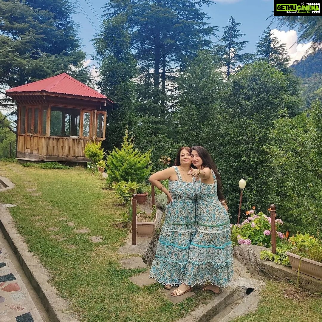Sherlin Seth Instagram - We were just figuring out different similar poses cz we were Twinning! Life is the best when you are around @sumi_seth @sandeep8945 ! π€πΏπΌ . . . #patnitop #kollywoodactor #sherlinseth #viralreels #jammukashmir #iam #mother #motherdaughter #motherlove #reelitin #reelsinstagram #reelkarofeelkaro #reelitfeelit #forme #foryoupage #foryou #beauty #cute #feminism #love #nature #tree Batote J&K