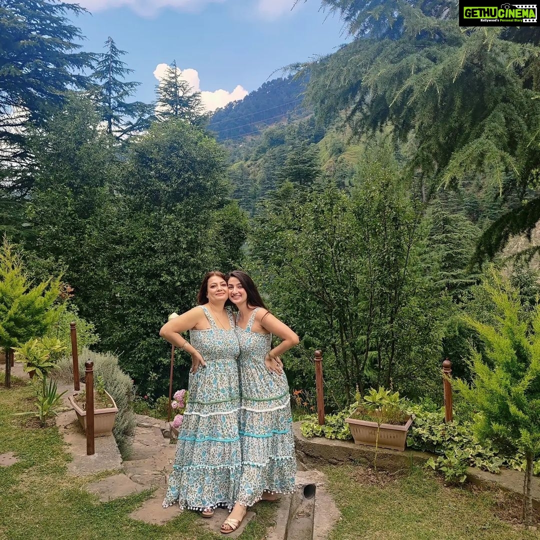 Sherlin Seth Instagram - We were just figuring out different similar poses cz we were Twinning! Life is the best when you are around @sumi_seth @sandeep8945 ! π€πΏπΌ . . . #patnitop #kollywoodactor #sherlinseth #viralreels #jammukashmir #iam #mother #motherdaughter #motherlove #reelitin #reelsinstagram #reelkarofeelkaro #reelitfeelit #forme #foryoupage #foryou #beauty #cute #feminism #love #nature #tree Batote J&K