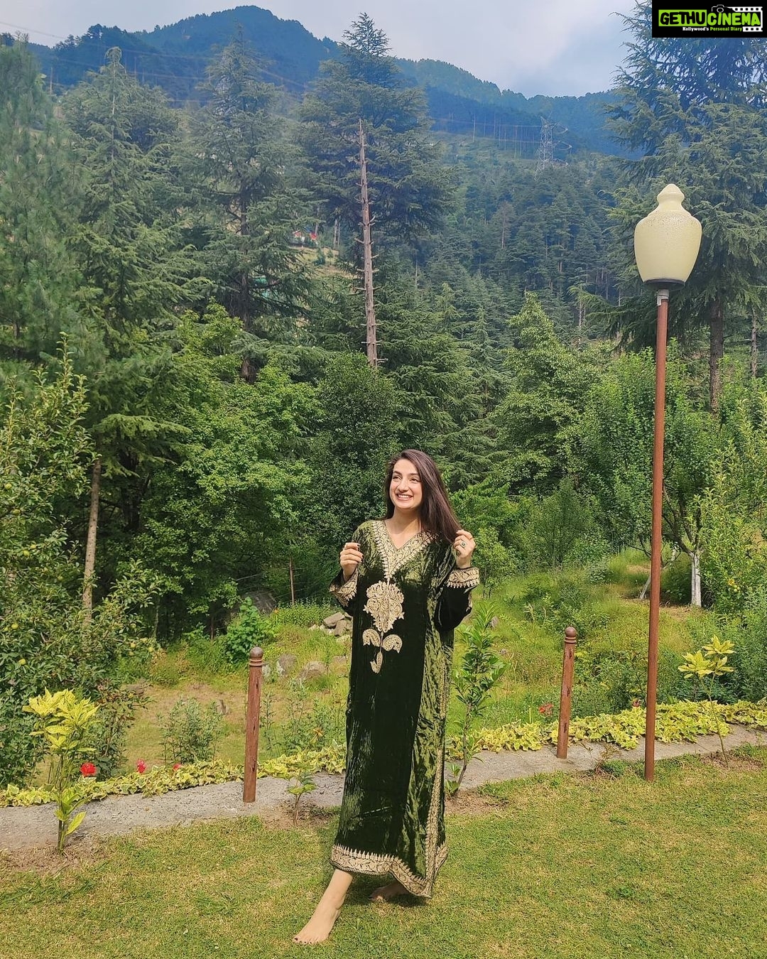 Sherlin Seth Instagram - Photo dump- Kashmiri Libaaz, Phiran 🌿🌼 . . . #jammukashmir #jammukikudi #kashmirtourism #kashmiri #jammuandkashmir #kollywoodcinema #viralpost #foryoupage #forme #sherlinseth #mountains #fresh #mountainbaby #tamil #telugu #andhrapradesh #tamilnadu #bollywood #calfmuscles #leg