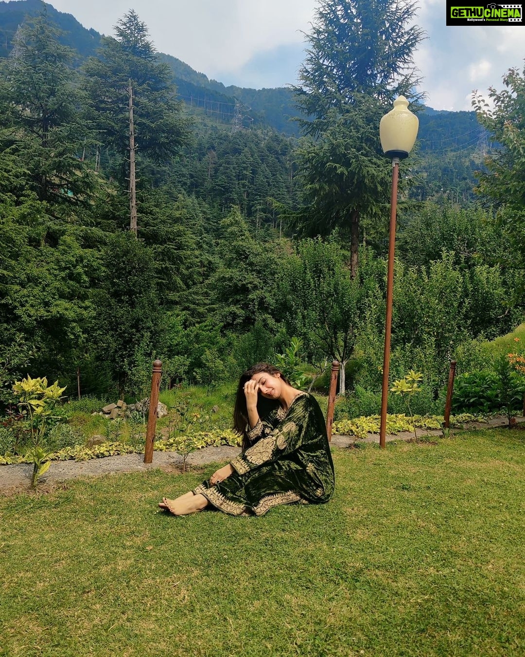 Sherlin Seth Instagram - Photo dump- Kashmiri Libaaz, Phiran 🌿🌼 . . . #jammukashmir #jammukikudi #kashmirtourism #kashmiri #jammuandkashmir #kollywoodcinema #viralpost #foryoupage #forme #sherlinseth #mountains #fresh #mountainbaby #tamil #telugu #andhrapradesh #tamilnadu #bollywood #calfmuscles #leg
