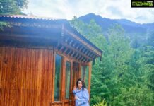 Sherlin Seth Instagram - Papa's oversized shirt, Cool mountain breeze with kahwah and calm mind is my kind of morning ! #justpahadibachathings PS : no make up, only mountain glow 🦋 📸 @sandeep8945 . . . #jammukashmir #jammukikudi #kashmirtourism #kashmiri #jammuandkashmir #kollywoodcinema #viralpost #foryoupage #forme #sherlinseth #mountains #fresh #mountainbaby #tamil #telugu #andhrapradesh #tamilnadu #bollywood #calfmuscles #leg Batote J&K