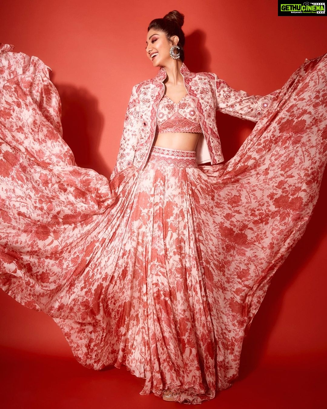 Shilpa Shetty Instagram - A ‘smile’ is the best traveller. It’ll go all around the world and come back to you in no time 😊🧿❤️ . . . . . #IGT #LookOfTheDay #ootd #outfitoftheday #blessed #grateful #IndiasGotTalent